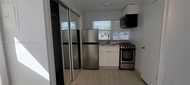 Building Photo - 26 SE 13th Terrace