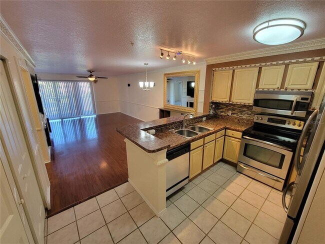 Building Photo - 14013 Fairway Island Dr