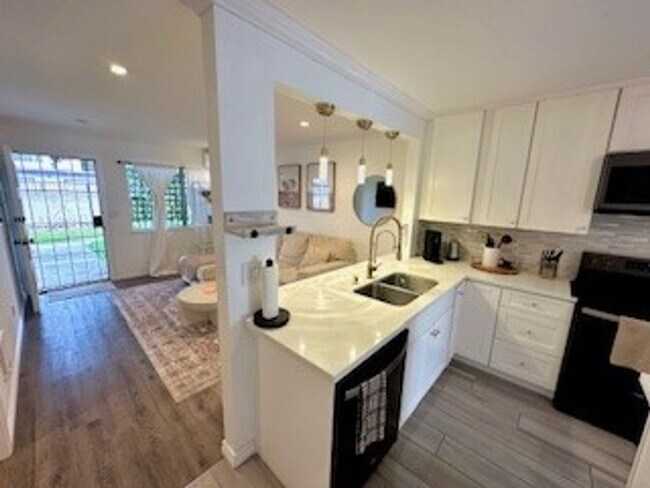 Foto del edificio - Remodeled One Story 2 Bed 1 Bath Condo in ...