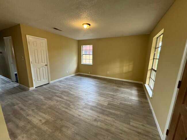 Foto del edificio - 6119 Dora St