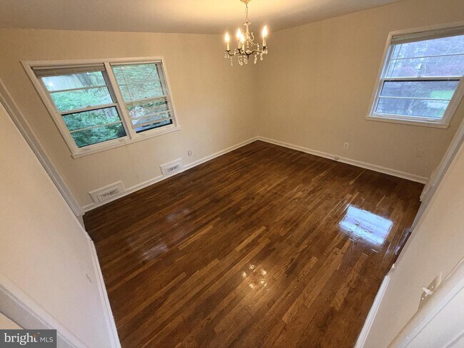 Foto del edificio - 9412 Holland Ct