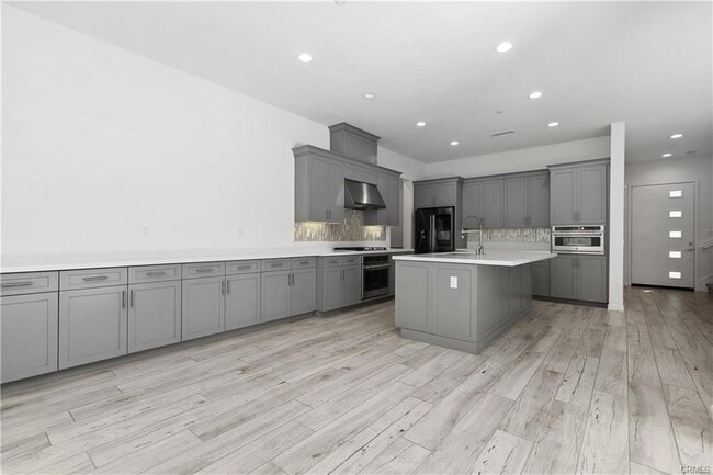 Building Photo - 112 Menkar