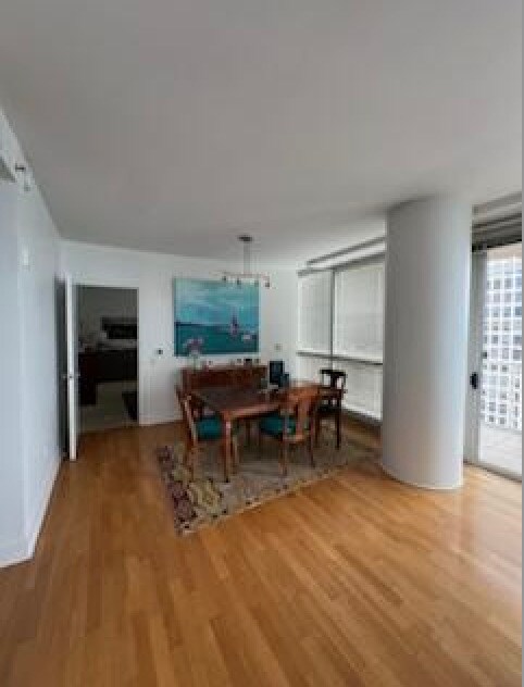 Foto del edificio - 250 E Pearson St