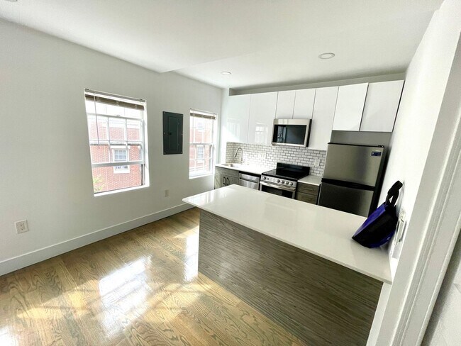 Foto del edificio - Bright & Spacious Studio – Beacon Hill -$2950/month - Pet Friendly -