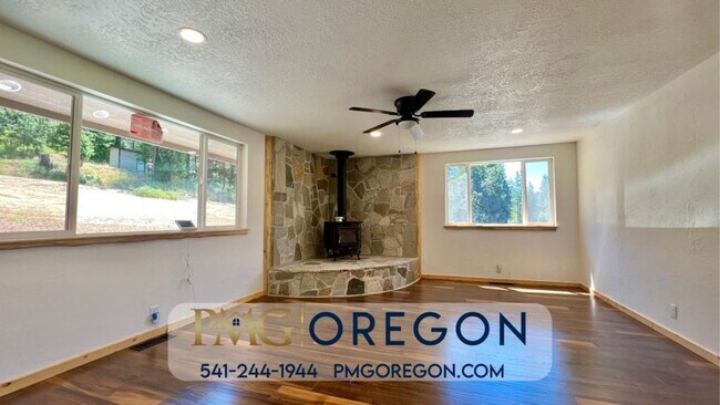 Foto del edificio - 4323 Galice Rd