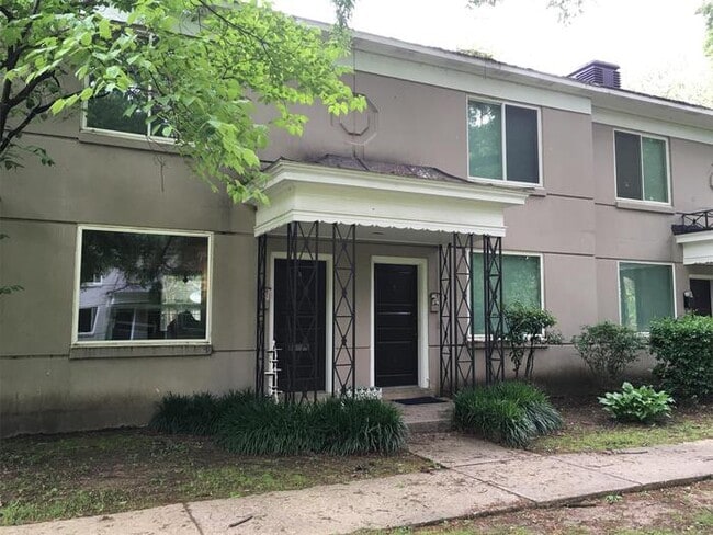 Building Photo - 585 E Pkwy S