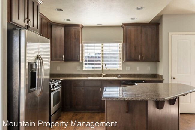 Foto del edificio - 5 br, 3 bath House - 2152 S. 500 E.