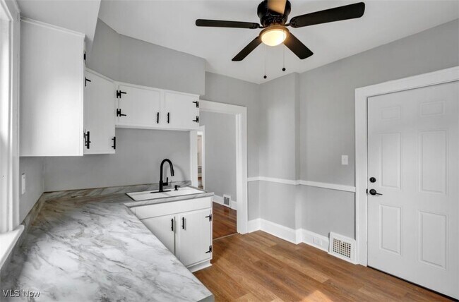 Foto del edificio - 3363 E 102nd St