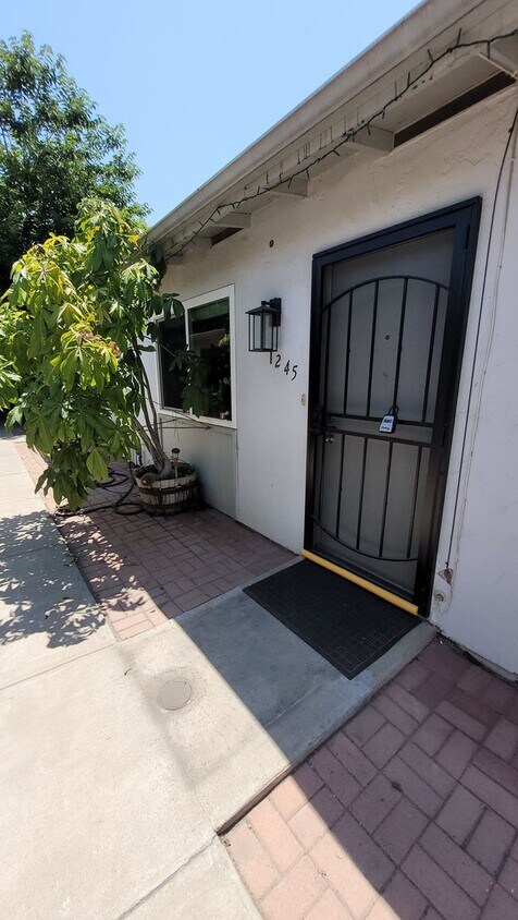 Primary Photo - Renovated 2 Bed / 1 Bath