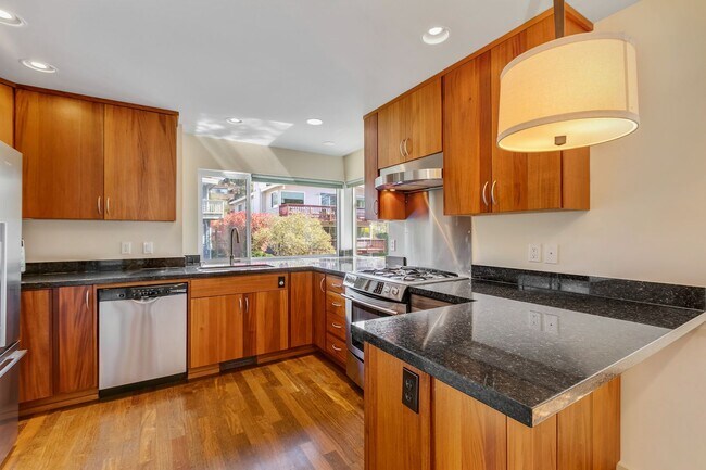 Building Photo - Modern Queen Anne Townhome with great park...