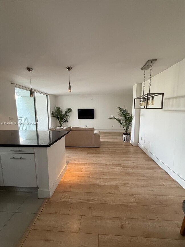 Foto del edificio - 680 NE 64th St