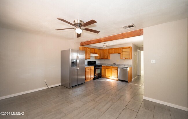 Building Photo - 810 E Linden St