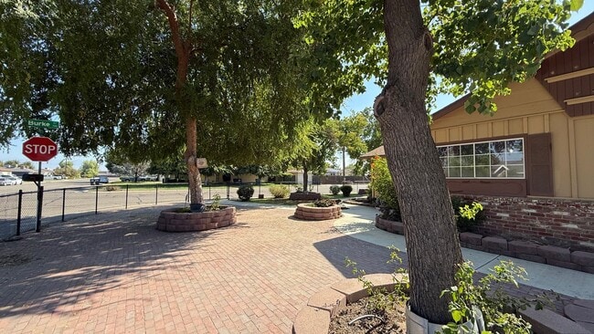 Building Photo - Must-See!!!  5-Bedroom Family Home with Large Yard & Prime Location in Visalia