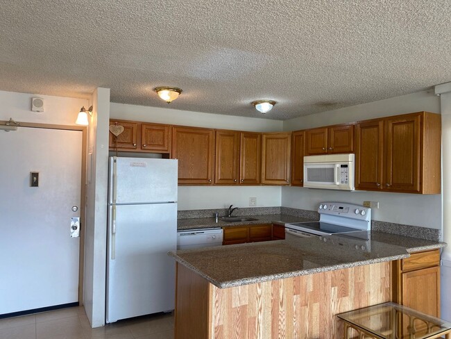 Building Photo - 1 Bedroom/1 Bath/2 Parking: Four Paddle in...