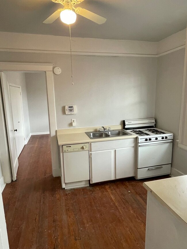 Building Photo - 1BD/1BA on Broadway St. Shared Laundry on ...