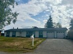 Foto principal - 3 bedroom / 2 car garage / On the Chena river
