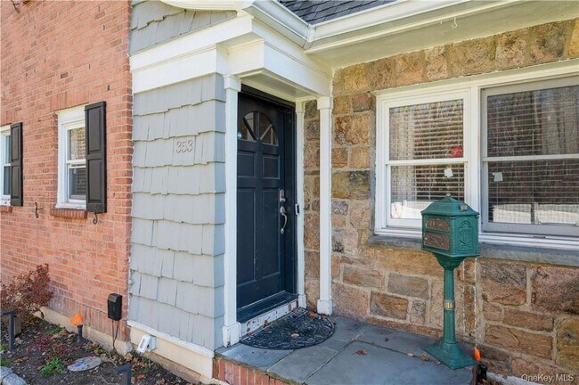Foto del edificio - 353 Old Mamaroneck Rd