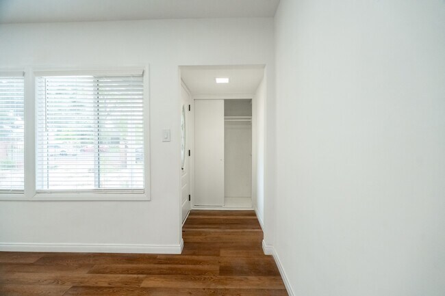 Foto del edificio - 15942 Devonshire St