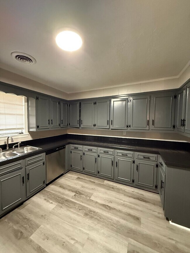 Building Photo - 451 S Thomas St