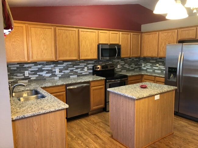 Building Photo - 9491 Cove Creek Dr