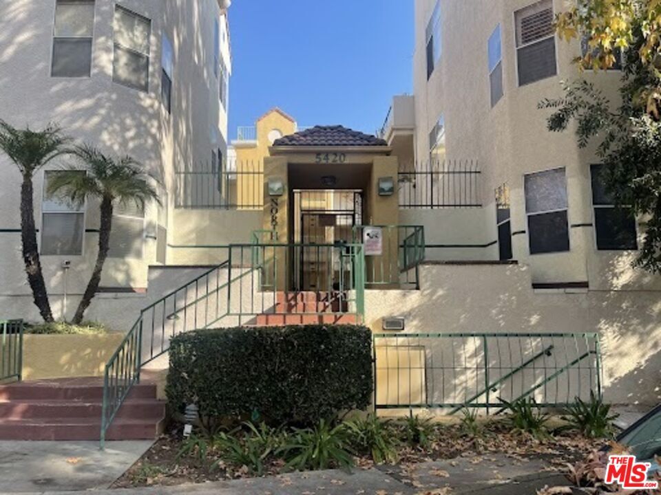 Foto principal - 5420 Sylmar Ave