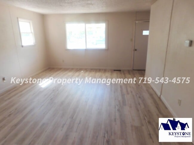 Foto del edificio - Small Dog Friendly! 3 Bedrooms / 1 Bath / 2 Car Detached Garage  Eastside Rancher