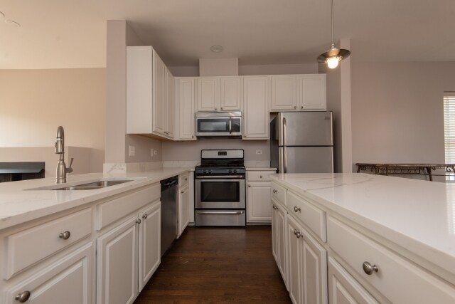 Primary Photo - 758 W Evergreen Ave