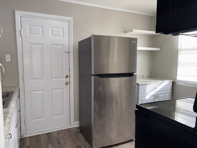 Building Photo - 3 Bedroom, 1 Bathroom House in High Point!