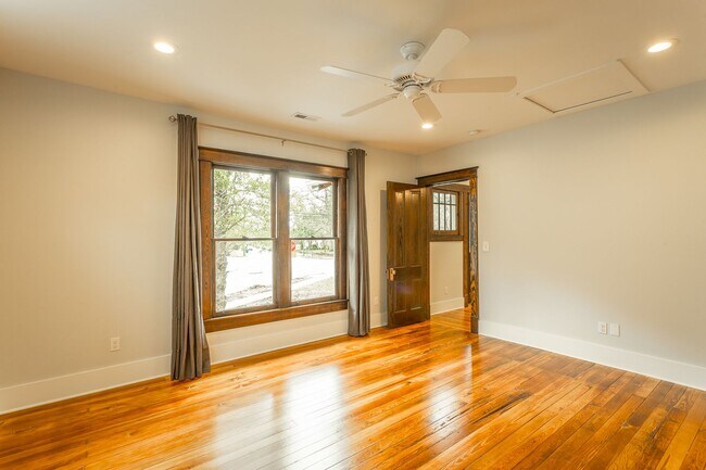 Building Photo - Charming Bungalow at 1044 Dartmouth!
