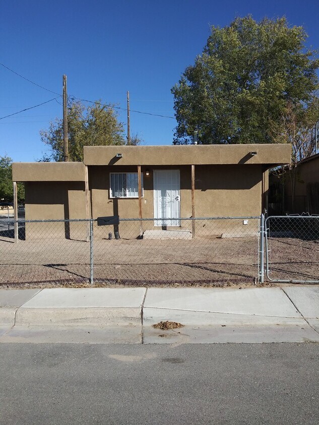 Foto principal - Renovated super cute 2 bedroom home