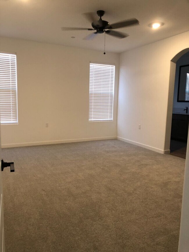 Building Photo - New Build, Modern Home in SW Bakersfield