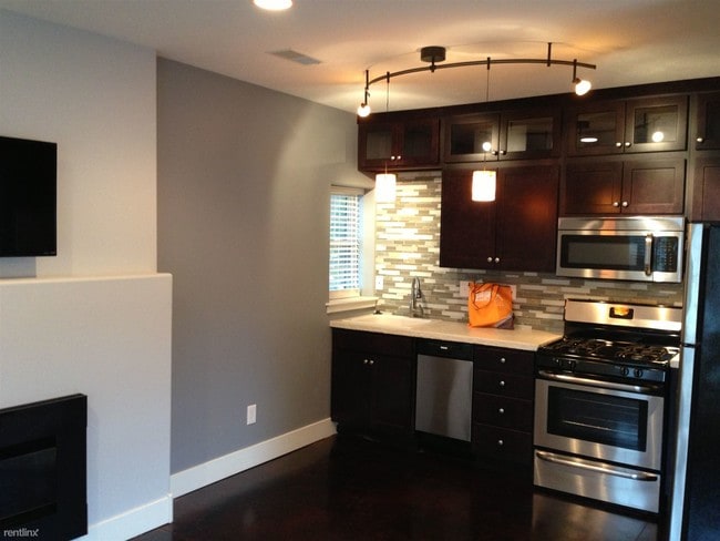 Building Photo - 2 br, 1 bath  - 120 Eastern Ave SE Apt 1