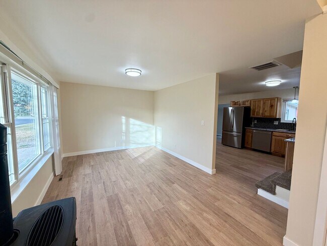 Building Photo - Great 3 bedroom 2 bath Home with Attached ...