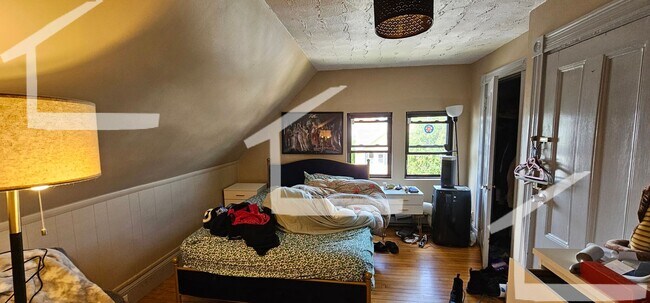 Building Photo - Check out this 2 bed in Allston.... Sept 1st Move in!!