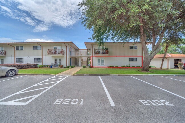 Foto del edificio - 2100 W Beach Dr