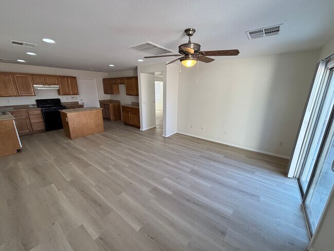 Foto del edificio - Gorgeous 3bed/1bath w/ 2 Car Garage located in Henderson!— Enjoy Rent-Free Holidays!