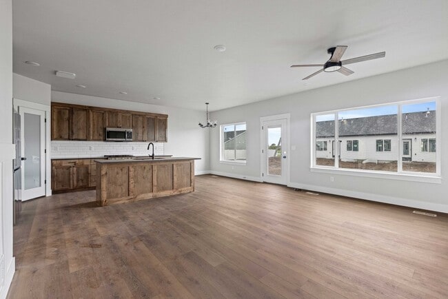 Building Photo - Modern 5 Bed, 4 Bath Twin Home in Sugar City!