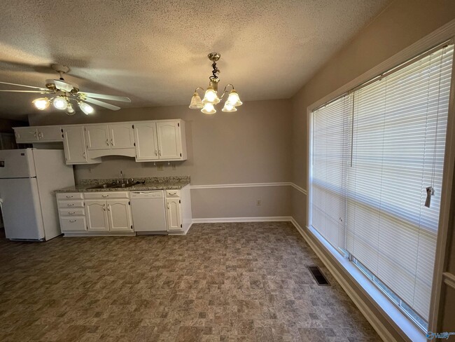 Building Photo - 100 Medicine Bend Ct
