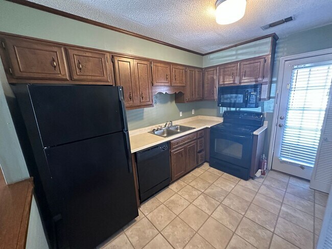 Foto del edificio - 140 Lanier Dr