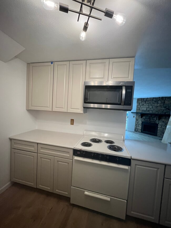 Building Photo - 8555 Fairmount Dr