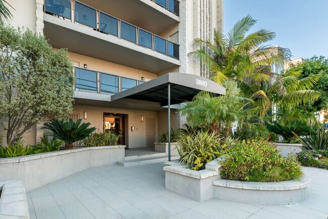 Building Photo - Panoramic, stunning views from Crown Point...