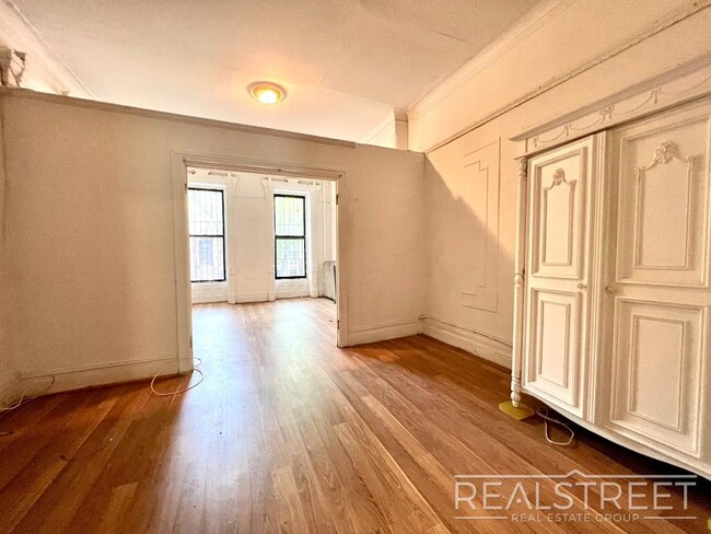 Building Photo - Charming 1+ BED in Bed Stuy Brownstone!