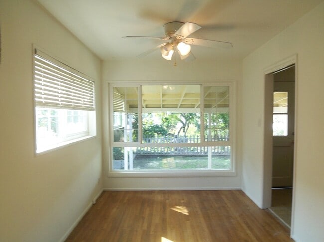 Building Photo - Great home with gorgeous hardwood floors!!
