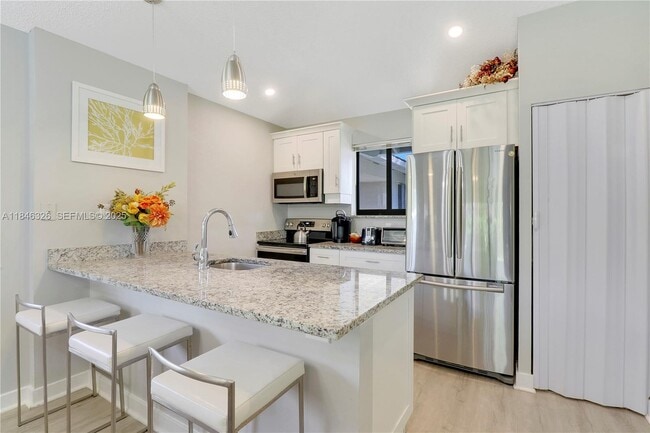 Building Photo - 105 Club Dr