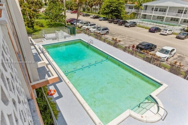 Foto del edificio - 1450 NE 170th St
