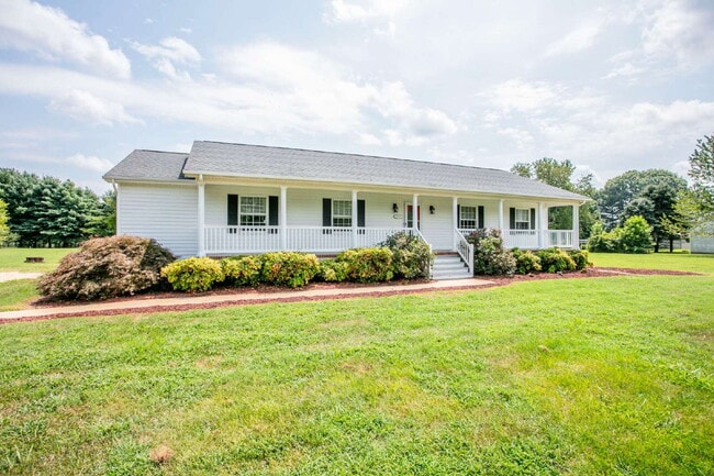 Building Photo - Beautiful 5-Bedroom Retreat with in-ground...