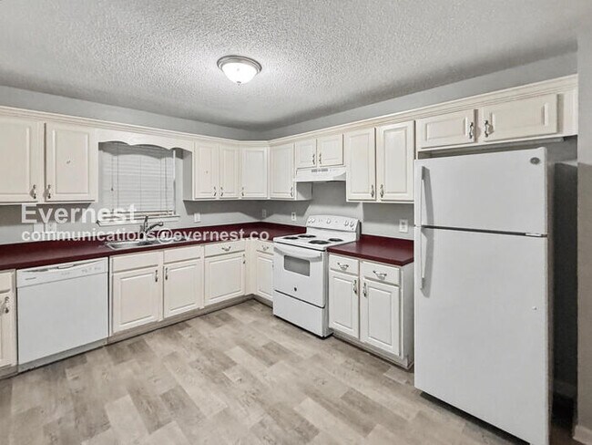 Foto del edificio - 3 Bed, 2 Bath Home with Garage / Pet-Friendly / Vouchers Accepted / Available Now!