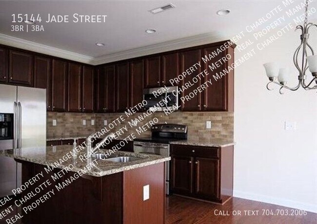 Building Photo - GORGEOUS 3 BR Townhome in the Heart of Bal...