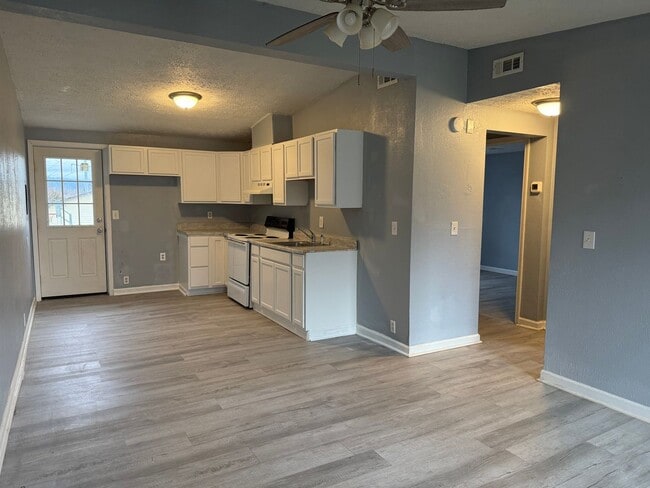 Building Photo - 155 Tamarack Dr