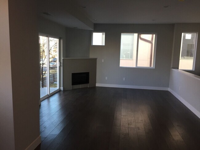 Building Photo - Uptown Living At Its Finest!